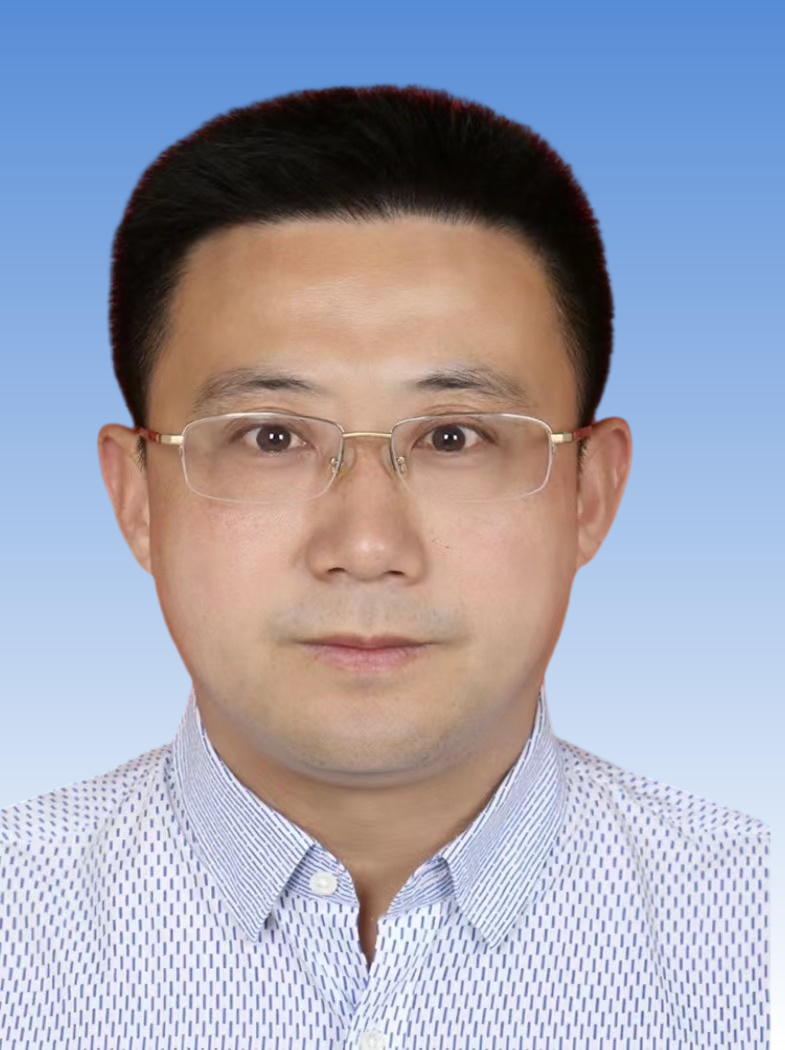 市国资委党委委员、副主任：陈伏龙